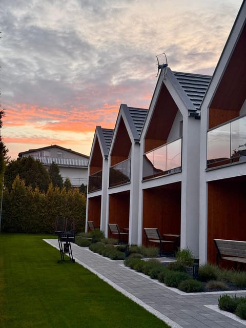 Property building, Natural landscape, BBQ facilities, Garden, Balcony/Terrace, Garden view, Sunset