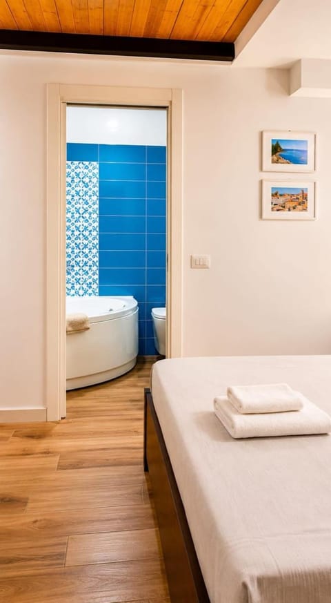 Photo of the whole room, towels