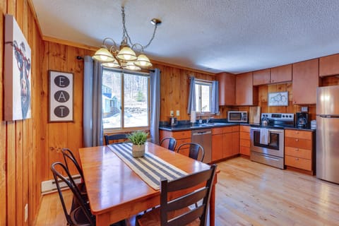 Relaxing Mountain Refuge 4 Miles to Mt Snow! House in West Dover