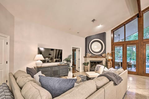 4-Season Boathouse, Hot Tub! Guadalupe River Oasis House in Seguin