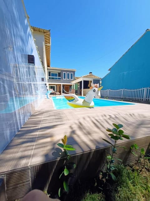 Casa com 3 suítes em Cabo Frio com piscina há poucos passos do Mar! House in Cabo Frio