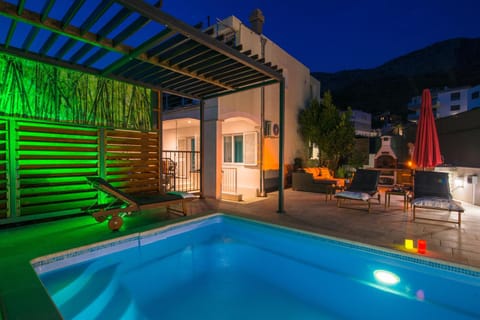 Swimming pool, Swimming pool