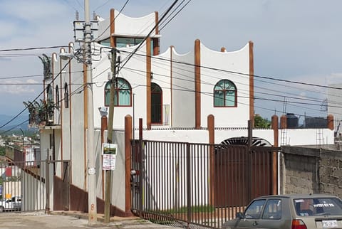 CASA PRIVADA CON ALBERCA VOLADA House in Cuernavaca