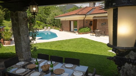 Property building, Garden, Food and drinks, Dining area, Pool view, Swimming pool, sunbed