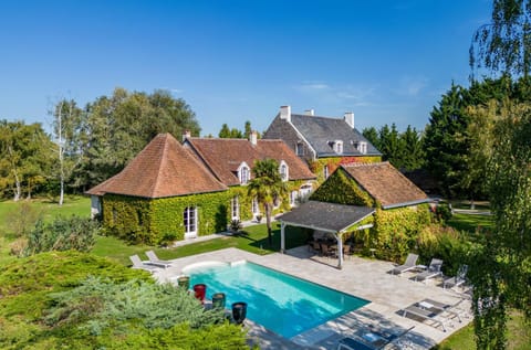 Property building, Balcony/Terrace, Swimming pool