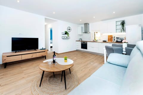 TV and multimedia, Kitchen or kitchenette, Living room, Seating area, Dining area