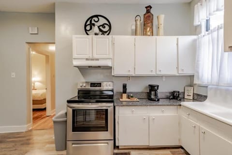 Dauphin District Darling #1-Downtown, Restaurants Apartment in Mobile