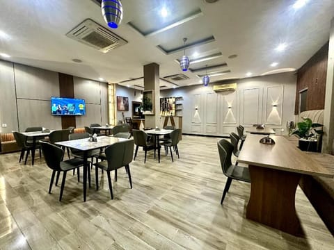 Restaurant/places to eat, TV and multimedia, air conditioner