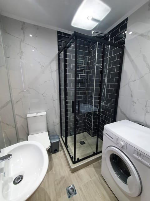 Shower, Toilet, Bathroom, towels, washing machine