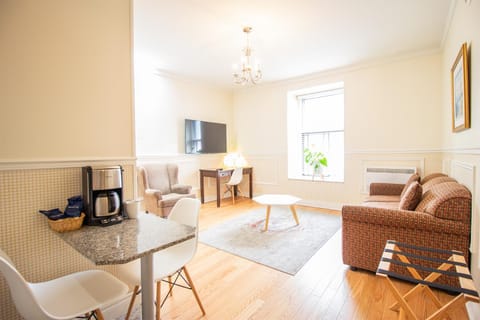 TV and multimedia, Living room, Seating area, Evening entertainment