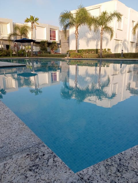 Day, Swimming pool