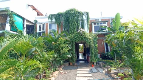 Property building, Facade/entrance, Garden, Garden, View (from property/room), Garden view, Garden view