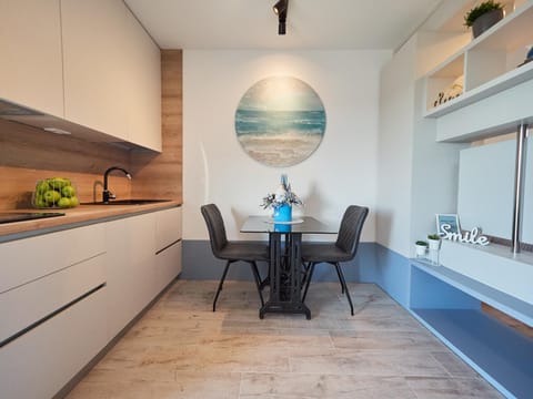 Winter, Library, TV and multimedia, Seating area, Food, kitchen