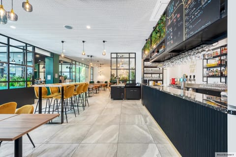 Restaurant/places to eat, Lounge or bar