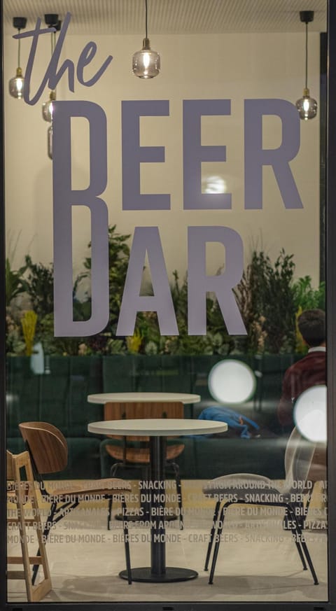 Restaurant/places to eat, Lounge or bar