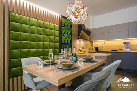 Kitchen or kitchenette, Food and drinks, Dining area, Drinks