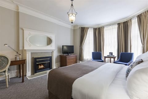 Bed, TV and multimedia, Seating area