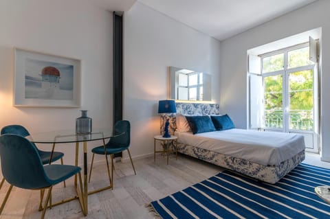 Bed, Seating area, Dining area