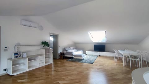 TV and multimedia, Living room, Photo of the whole room, Seating area, Dining area, internet, air conditioner