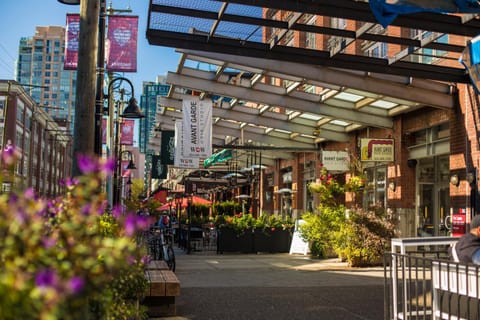 Nearby landmark, Restaurant/places to eat, Neighbourhood, Natural landscape, Supermarket/grocery shop, Shopping Area