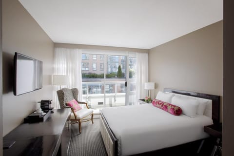 Photo of the whole room, City view