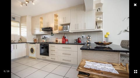 Coffee/tea facilities, Kitchen or kitchenette, oven, stove, washing machine