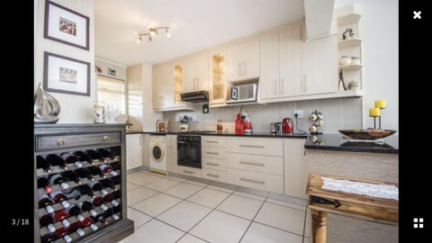 Coffee/tea facilities, Kitchen or kitchenette, oven