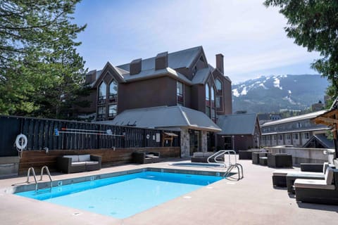 Property building, Balcony/Terrace, Mountain view, Pool view, Swimming pool