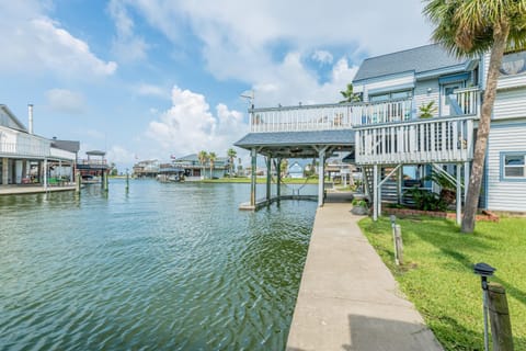 Tiki Hideaway House in Tiki Island