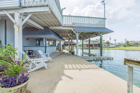 Tiki Hideaway House in Tiki Island