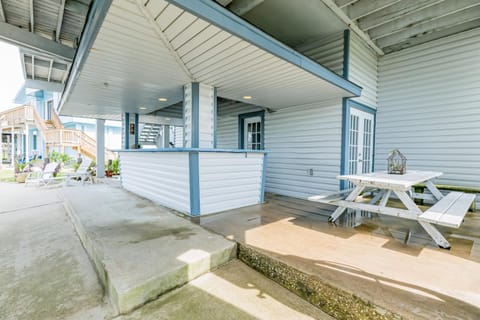 Tiki Hideaway House in Tiki Island