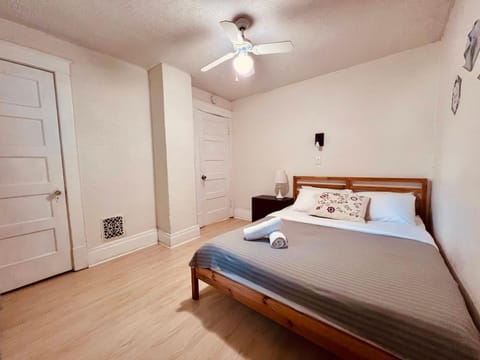 Zen style 3 bedrooms walking to the Falls USA House in Niagara Falls