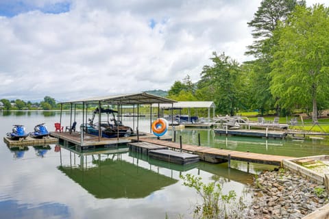 Hiawassee Getaway with Hot Tub, Deck and Lake Access! House in Chatuge Lake