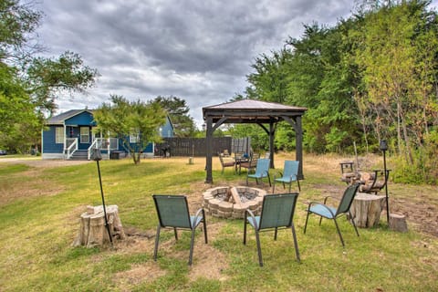 Pottsboro Home with Fire Pit Less Than 1 Mi to Lake Texoma! House in Lake Texoma