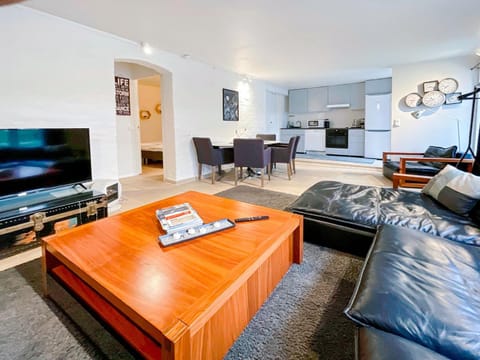 Communal lounge/ TV room, Bed, TV and multimedia, Living room, Bedroom
