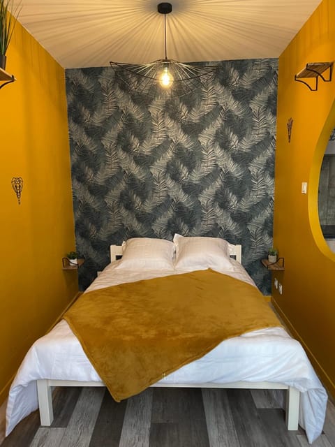 Property building, Bed, Bedroom