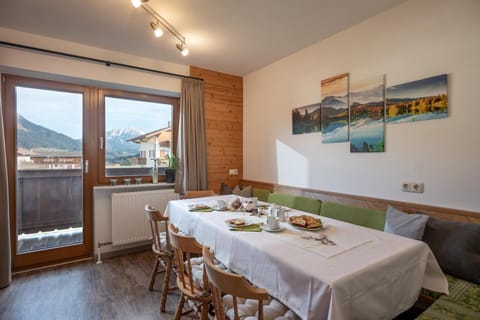 Seating area, Dining area, Mountain view