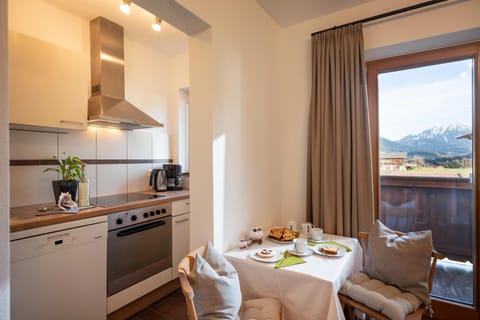 Kitchen or kitchenette, Dining area, Mountain view, pet friendly