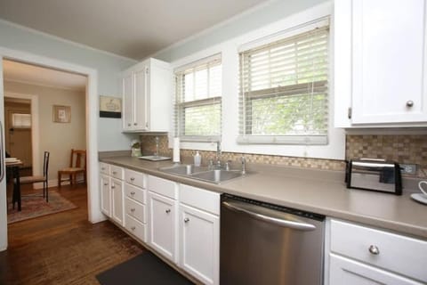 Forest Lake Hidden Gem 3 Min to Ft Jackson & Shops House in Columbia