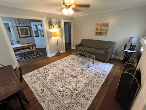 Forest Lake Hidden Gem 3 Min to Ft Jackson & Shops House in Columbia