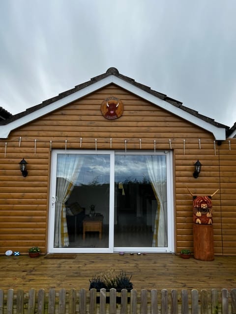 TomaX Garden Cabin Free Parking Cabin in Scotland