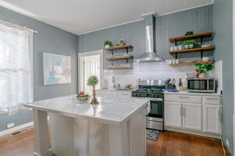 Pretty Peach Palace-Historic, Mins to Downtown House in Mobile