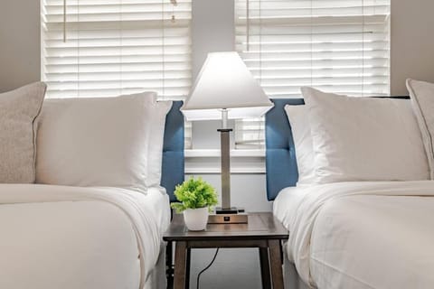 Sunny Side at Dog River-Dock, Lake, Fenced Yard House in Mobile