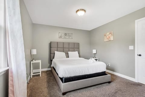 Mins to Oakwood U! American Retreat Apartment in Huntsville
