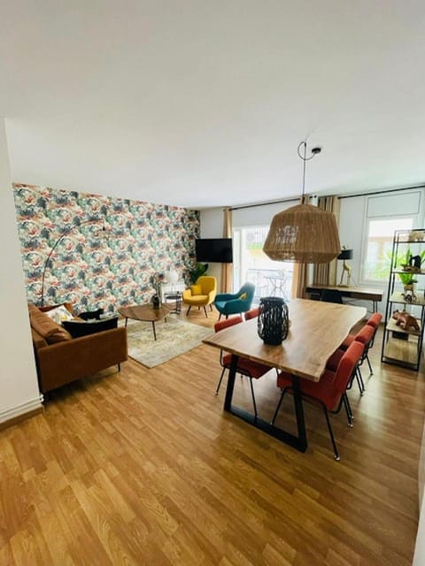 Living room, Seating area, Dining area