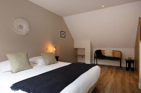 Bed, Photo of the whole room, Seating area, Bedroom