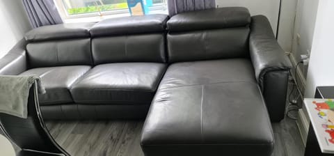 Central 1-Bed Apt Sleeps 4 5 mins to Station Apartment in Greenock