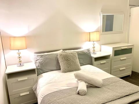 Central 1-Bed Apt Sleeps 4 5 mins to Station Apartment in Greenock