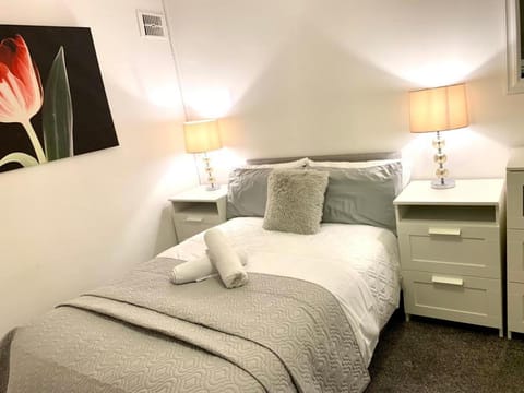 Central 1-Bed Apt Sleeps 4 5 mins to Station Apartment in Greenock