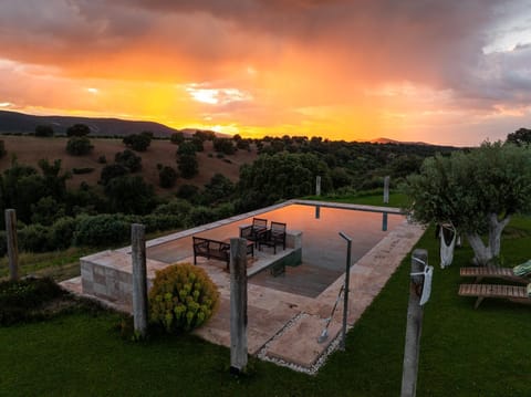 Natural landscape, Activities, BBQ facilities, Garden, Hot Tub, View (from property/room), Hiking, Animals, On site, Pets, Garden view, Mountain view, Pool view, Area and facilities, Swimming pool, Sunrise, Sunset, pet friendly, sunbed